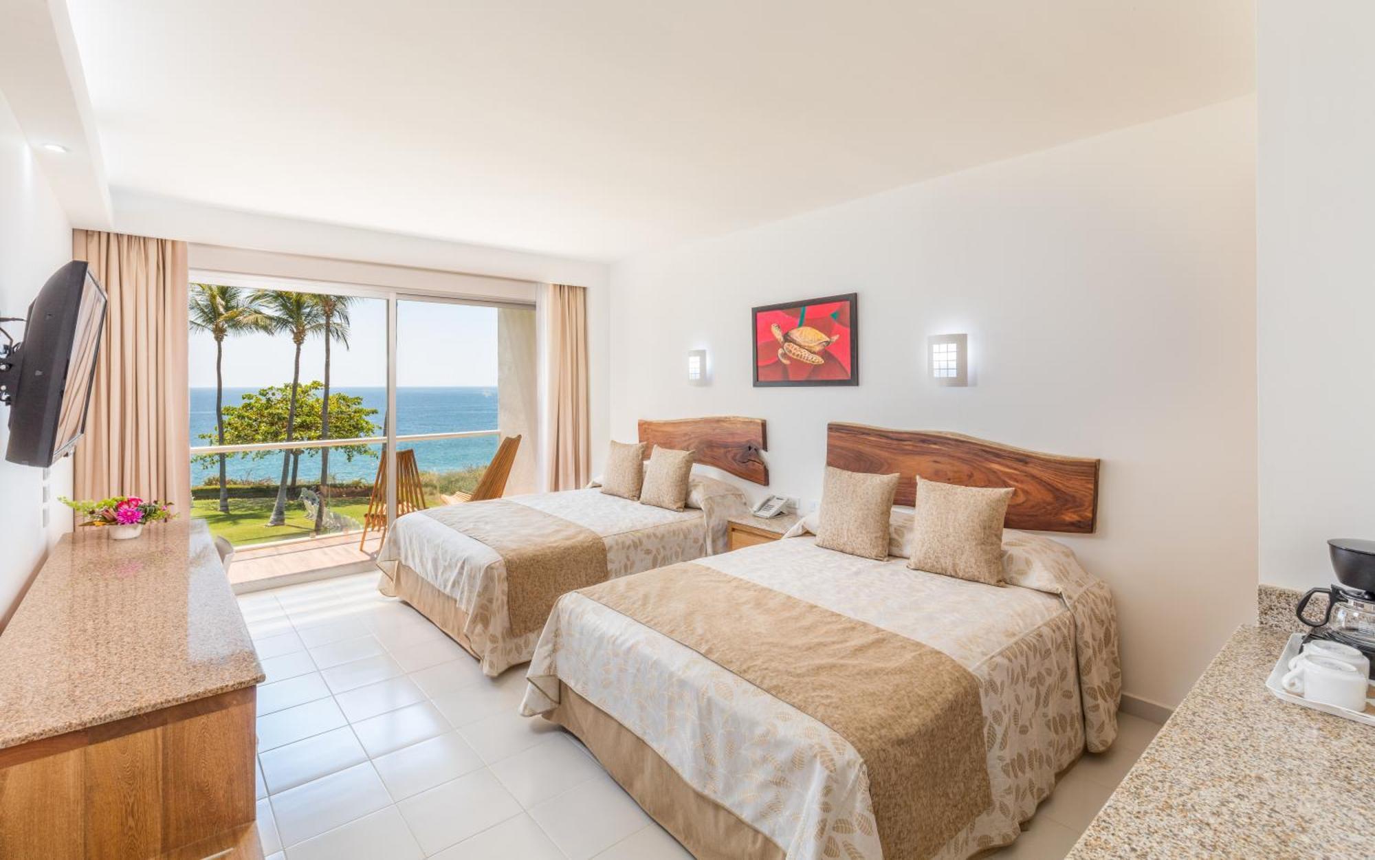 Habitación con cama grande y vistas al mar